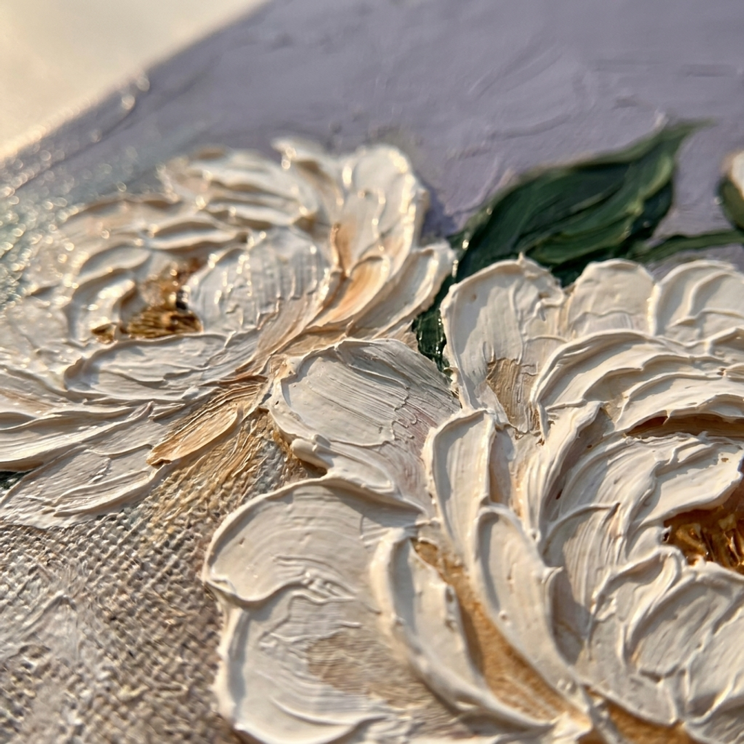 Dettaglio macro delle pennellate acriliche a rilievo, tecnica impasto su petali di fiori per un effetto materico unico.