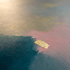 Dettaglio macro delle pennellate impasto dipinte a mano con colori acrilici, texture in rilievo e finiture oro.