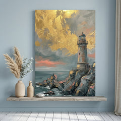 Quadro con faro in mare in tempesta appeso in un elegante soggiorno moderno, sopra una console con decorazioni.