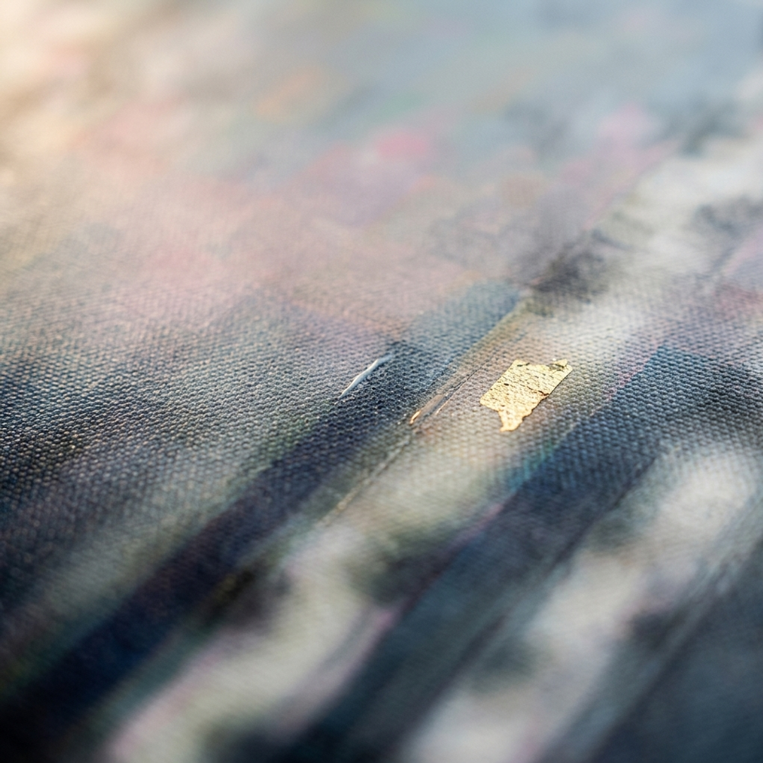 Dettaglio macro delle pennellate acriliche a rilievo, effetto impasto materico su tela, qualità artigianale Papilora.