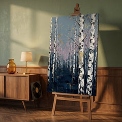 Quadro con foresta di betulle in un elegante soggiorno moderno, posizionato sopra una console con vaso e candela.