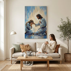 Quadro religioso con Gesù e donna in un elegante soggiorno moderno, posizionato sopra una consolle in legno con decorazioni.