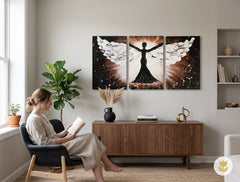 Riproduzione d'autore su tela con angelo moderno, ideale per arredamento soggiorno. Atmosfera spirituale e design minimalista in bianco e nero.