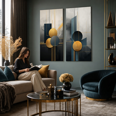Set di 2 quadri Eleganza Art Déco, Mondo in Movimento e Via della Vita, sopra una credenza in una sala da pranzo luminosa.